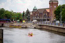 <p>Wrocławianie odpoczywają nad Odrą. Ostatni dzień długiego majowego weekendu (5.05.2024)&nbsp;</p>